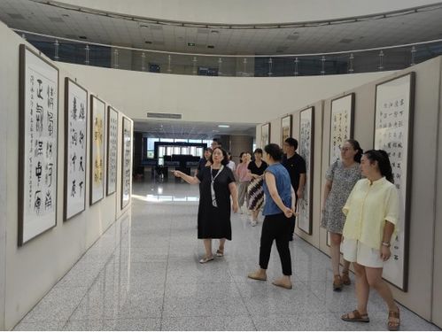 美術(shù)學(xué)院黨委組織教師參觀廉潔文化書(shū)畫(huà)作品展，深化文化藝術(shù)交流活動(dòng)